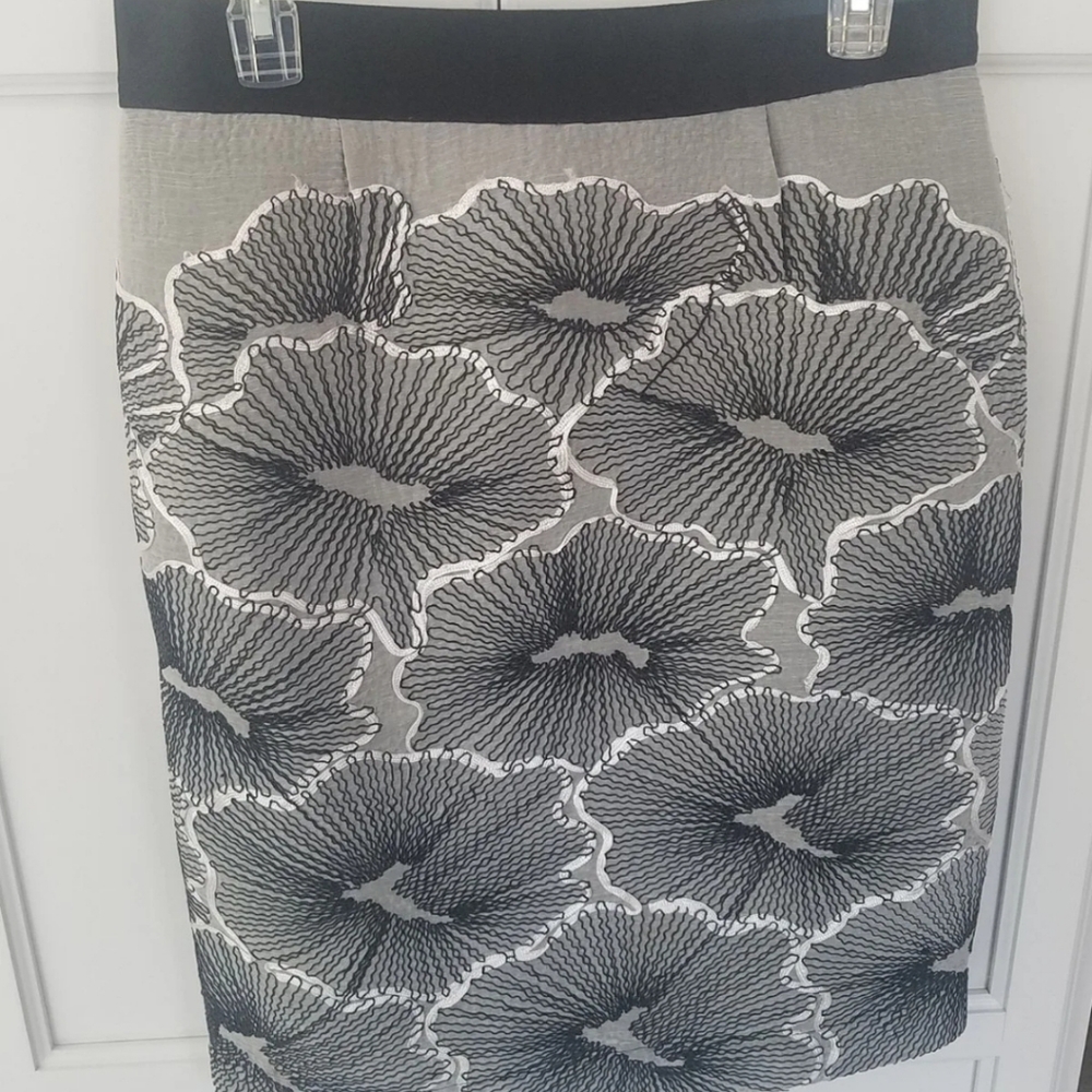 Gracia Textured Skirt Full Back Zip Size Large Gray Black White Floral Textured